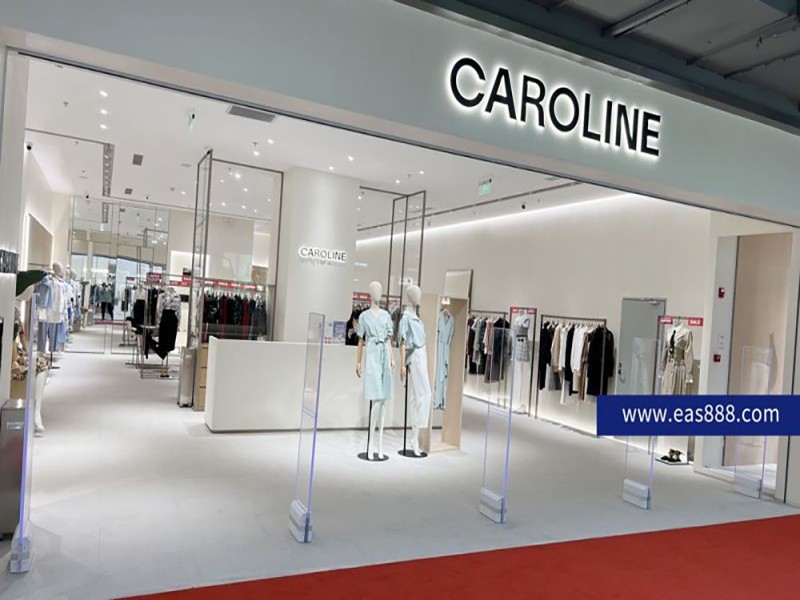 Ini-install ng CAROLINE Clothing store ang Cubic Beauty clothing anti-theft device na AM9800