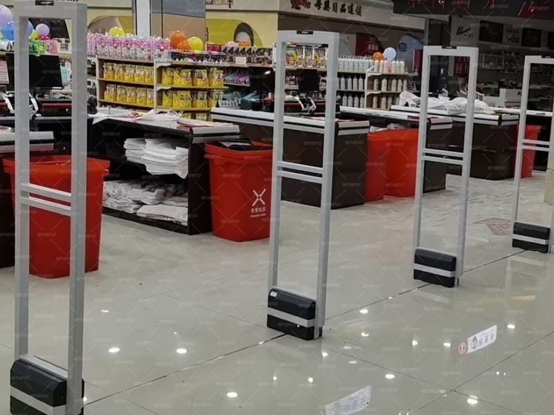 Nag-install ang supermarket ng cubic beauty AM8208 acoustic magnetic anti-theft device